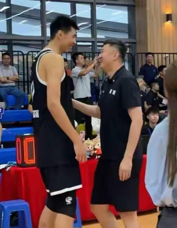 徐昕必将成为优秀的运动员，细节决定成败，自从杜峰徐昕场边发生不和谐一幕以来，各种