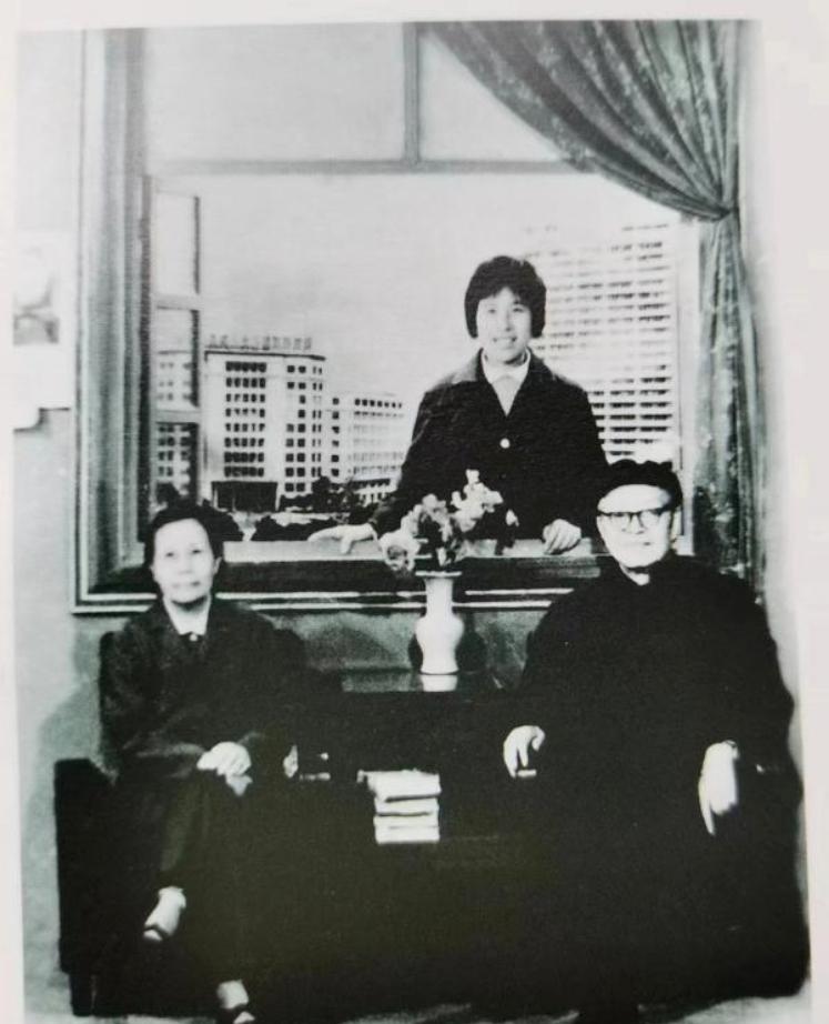 1975年春，张闻天同志的外孙女张秀君（后立者）从上海去广东肇庆看望外公张闻天（