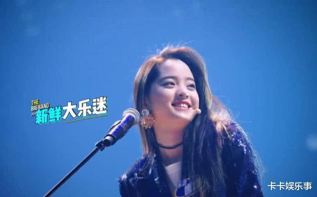 欧阳娜娜上节目再现“L型腿”, 引发众人模仿, 网友: 太显腿长了