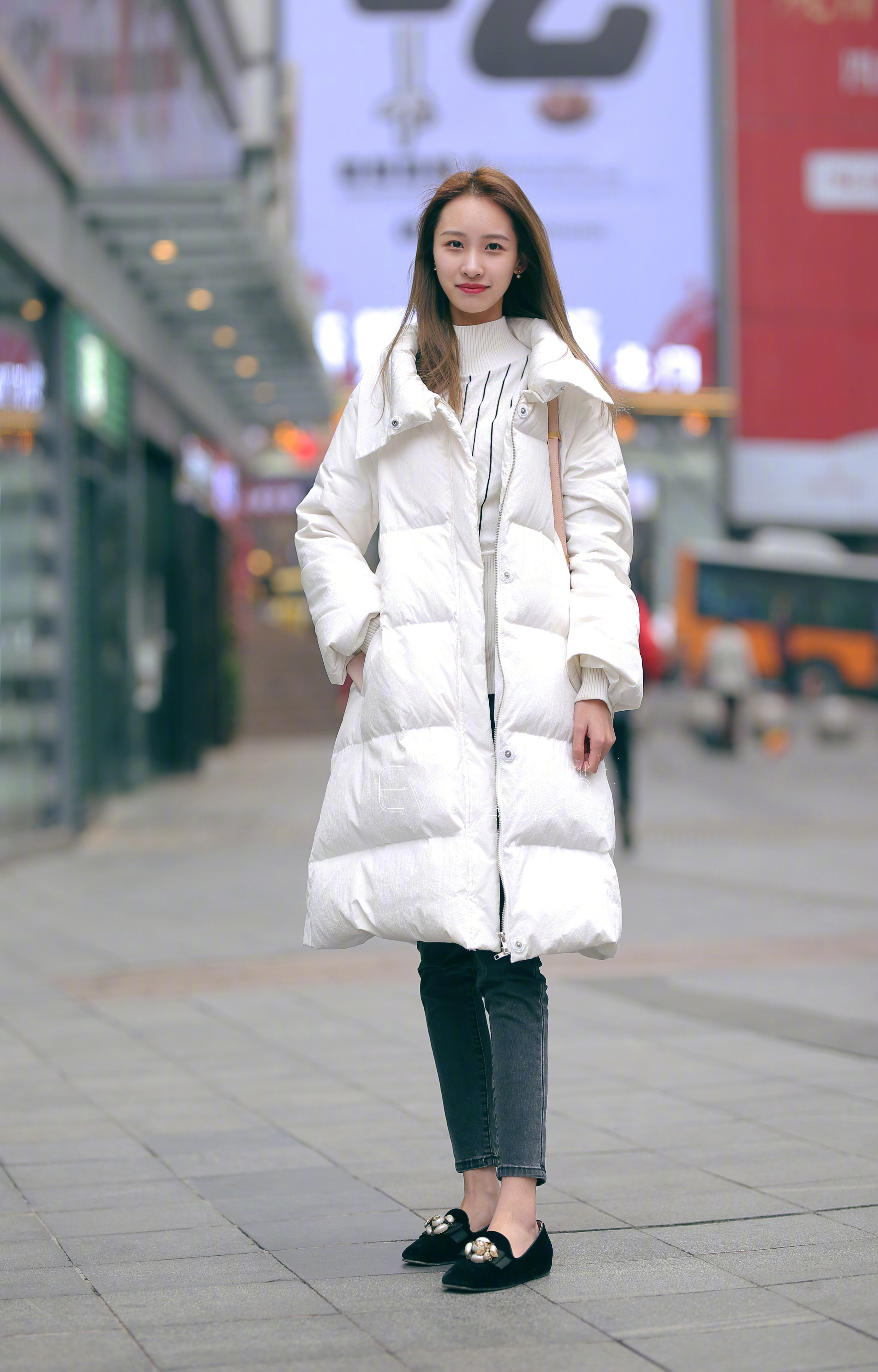 冬季白色羽绒服脚脚也必须不穿袜子哈！十年前冬天时尚的人儿不允许穿袜子[笑cry