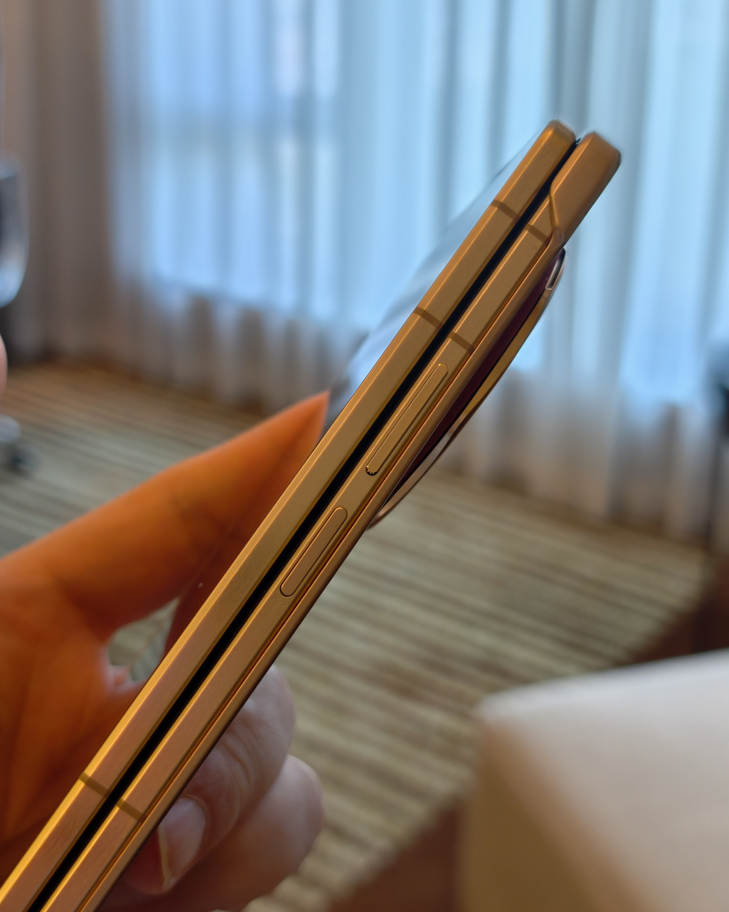 荣耀MagicV6虽然没有独立AI键了，但是它也是具备这个能力的，AI键就集成