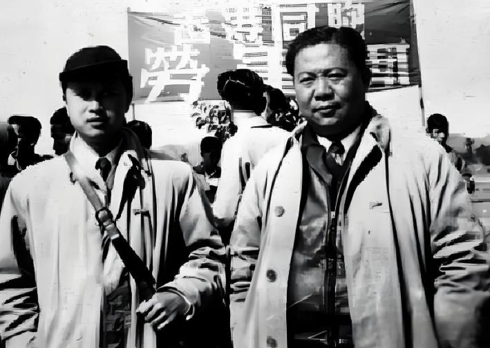 1970年，上海奉贤五七干校里，由于妻子举报了自己，丈夫选择了悬梁自缢，他就是导