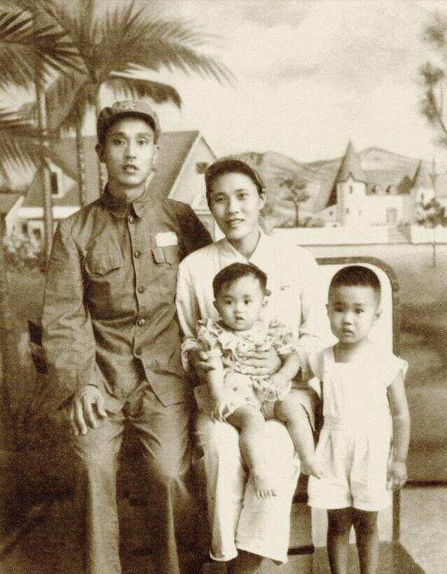 1947年，30岁的解放军师长周志坚，迎娶19岁的女护士，谁知新婚当夜，周志坚却