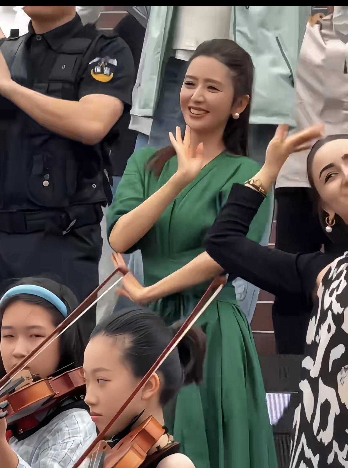 佟丽娅能歌善舞，现在她活出了自己喜欢的样子。漂亮，聪明，温柔，所有美好的词汇怎么