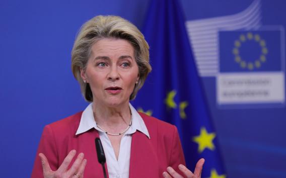 欧盟27国，集体跪了！4月22日900亿欧元援乌贷款全票通过，连死扛到底的匈牙利