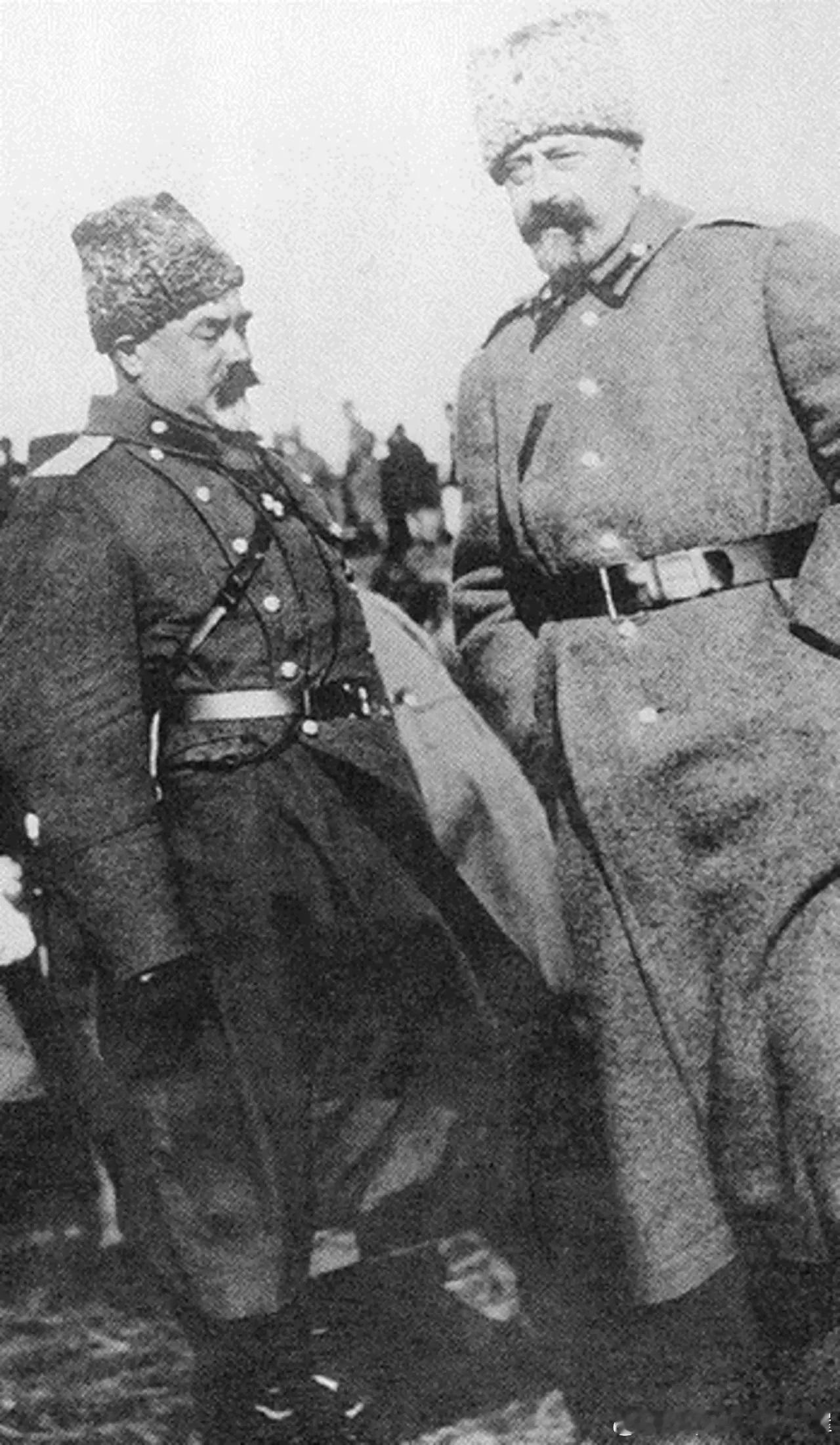 1915年俄军第4步兵师师长邓尼金（左）与尼古拉-尼古拉耶维奇大公在加里西亚军事