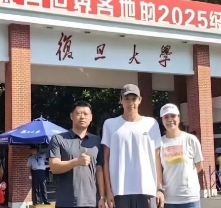 一张复旦报道全家福，看完真的感叹，优秀真的会遗传！张展硕爸爸妈妈送他去复旦报到的