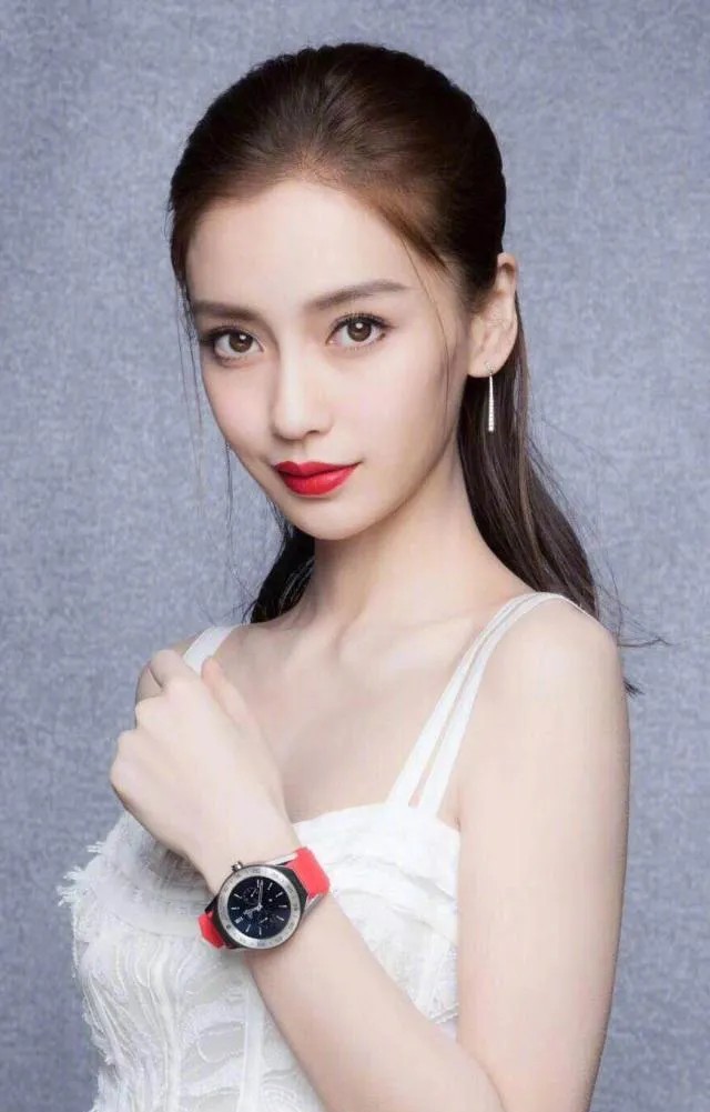 有预感，杨颖，就是黄晓明这一生，错过的最顶流颜值，她用时两年时装秀回归，