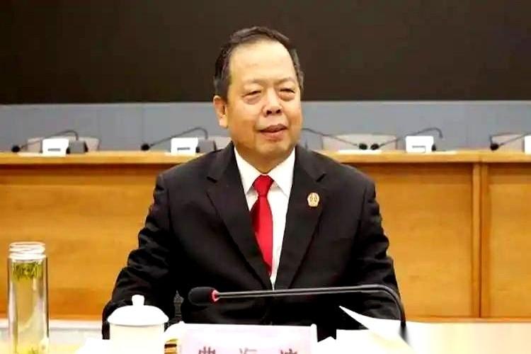 洛阳中院原院长曲海滨的剧本，看了开头，就能猜到结尾。2014年，他刚上任，站在