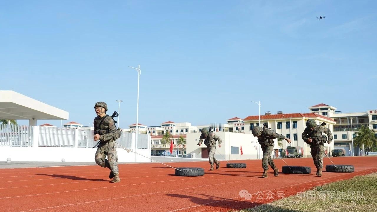 海军陆战队2026开训，至少还可以确定图一就是蛟龙。图二和图三可能是蛟龙的那个越