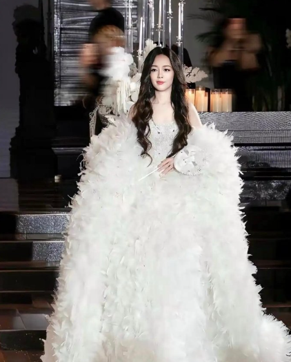 向佐懵了，向太也懵了，估计好闺蜜杨幂也懵了，没想到生了两个娃的郭碧婷，桂由美三亚