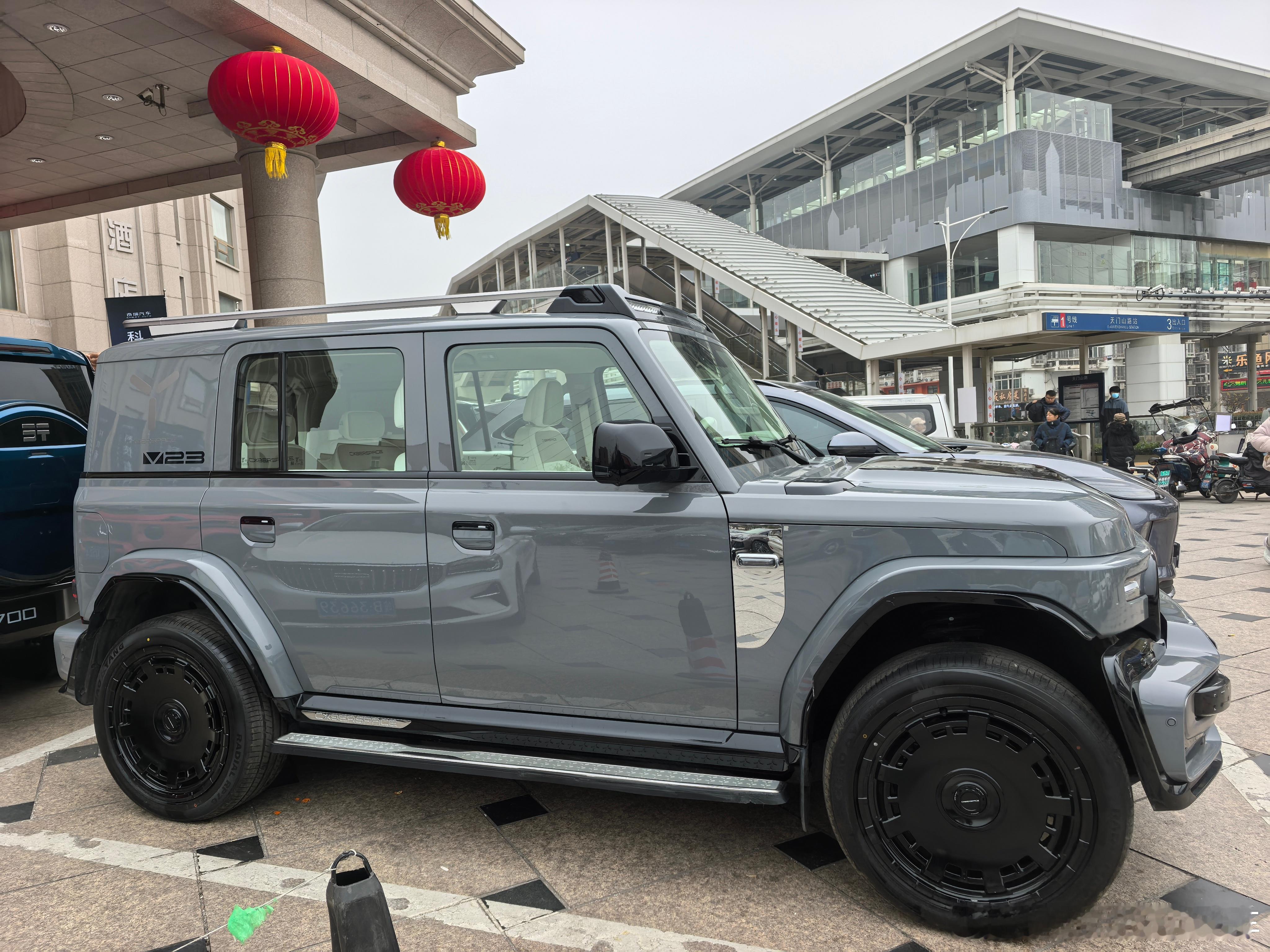 从侧后看以为是奔驰大G，转到前面仔细一看，是icarv23。这气场太强大了越野