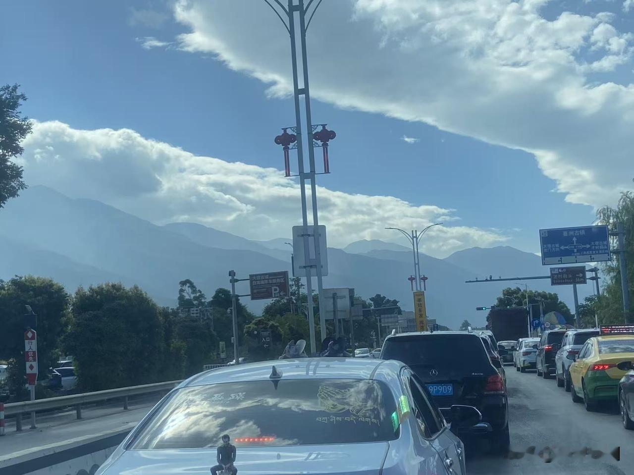 今天赶到农商银行还不到8:30，门口就聚了不少人。等开门后人们是争先恐后的冲