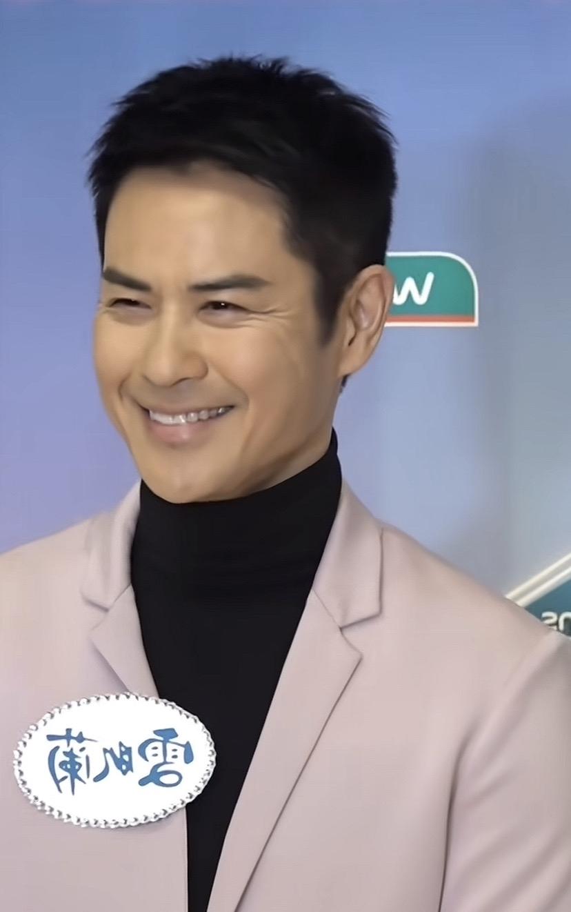 56岁的郑嘉颖，还是这么帅啊。他来内地演完《步步惊心》后，人气那么高，不知