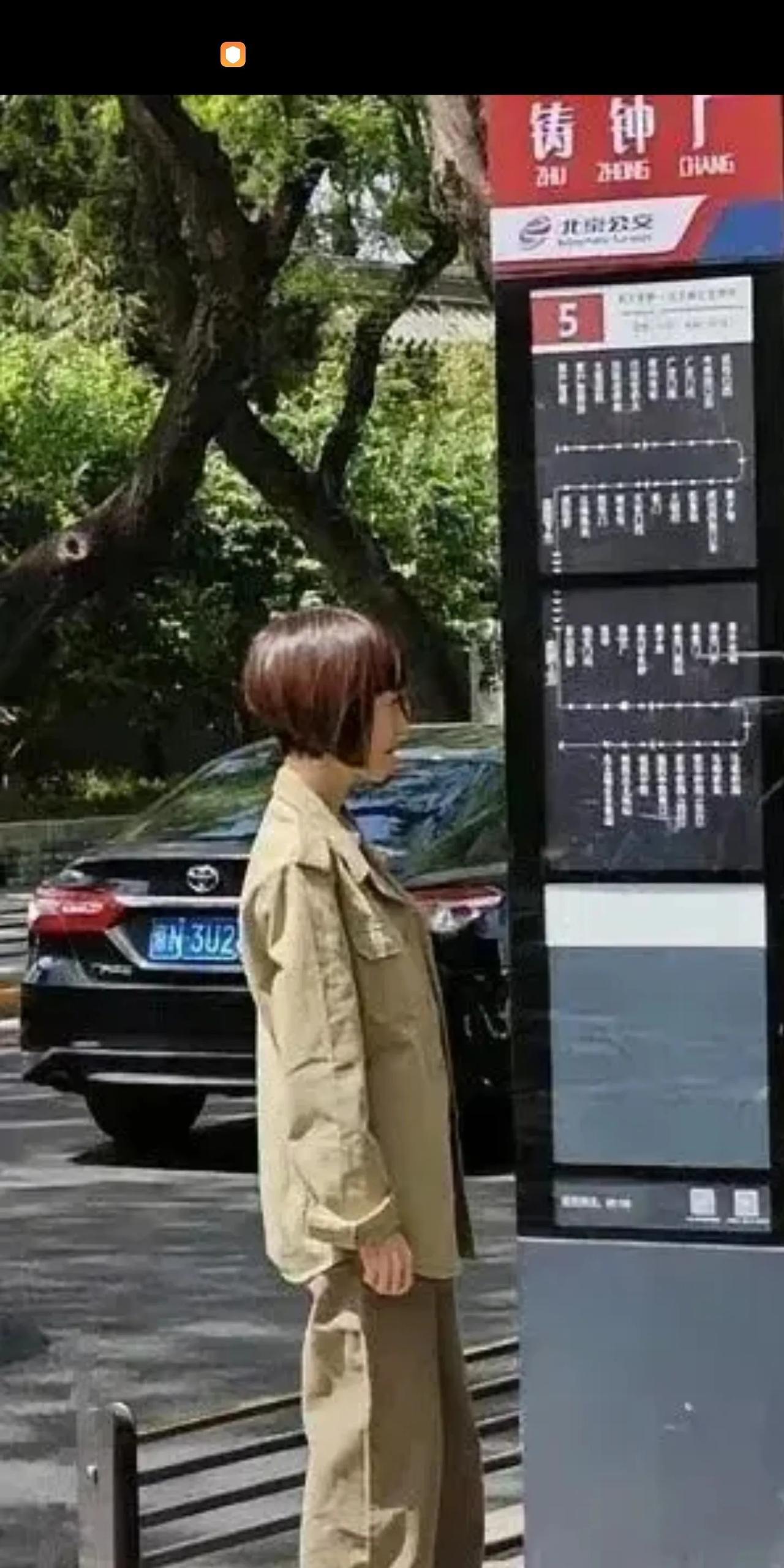 原来鲁豫现实中是长这样的，不得不说，虽然不是很漂亮，但是风韵犹存啊。[玫瑰][