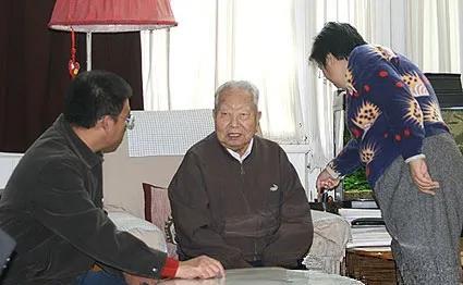 2007年10月华国锋在家的照片，接待黄河第一湾的作者，站立者为华老女儿。