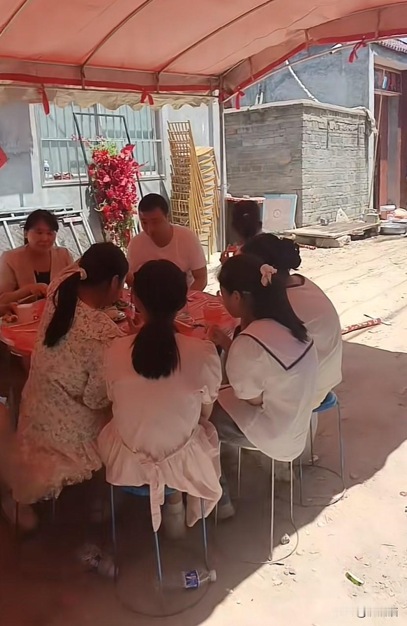 河南，女子高高兴兴去喝外甥结婚酒，不料到场后却一肚子火气，众人都上桌吃饭，女子作