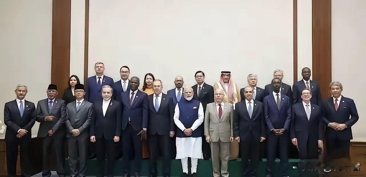 莫迪真是老六啊，就金砖国家会议这事，他就很爱摆谱，只要是线下正式峰会，他几乎全出