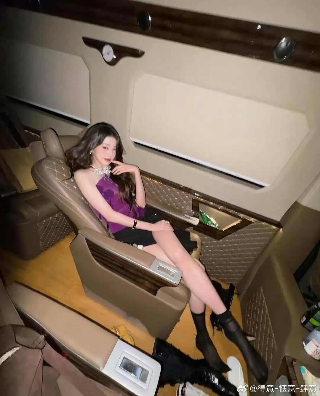 张元英的腿真是长得令人惊艳啊！她简直像是从杂志里走出来的模特！​​​