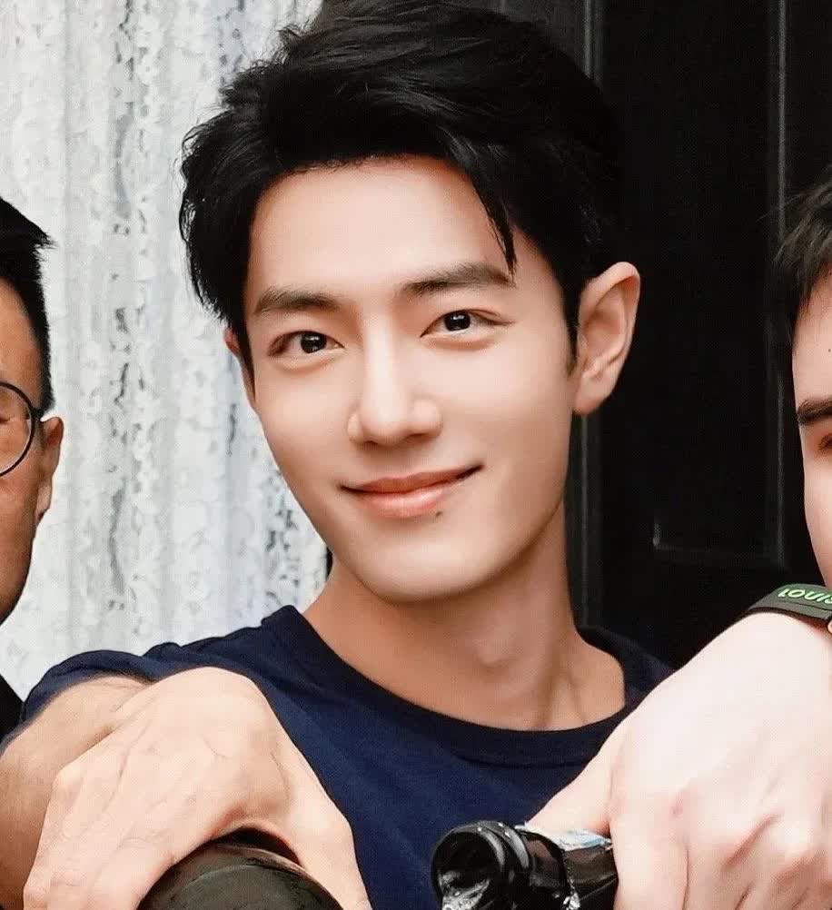 一条评论:为什么肖战花期这么长一个回答:因为他善，他还是那个肖战，一个回