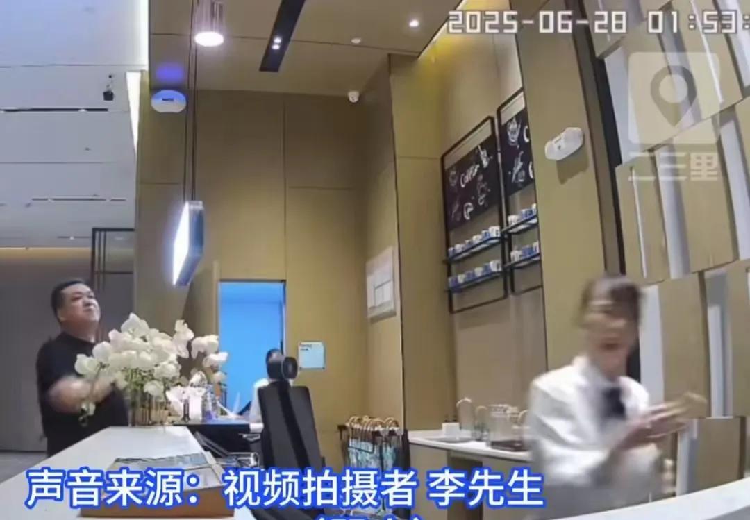 “事教人，才能记一辈子”。在广州花都，一场因借伞引发的冲突，令人唏嘘。两位男士光