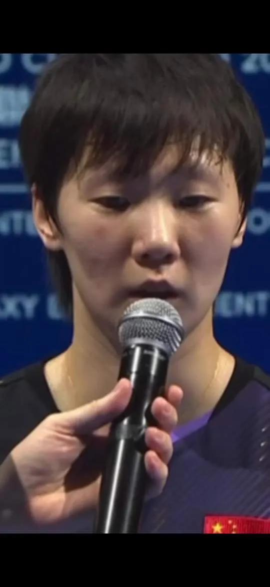 拼尽了全力，却只捧个亚军回去，换作常人心里那道坎能轻易过去吗？王曼昱这次，是