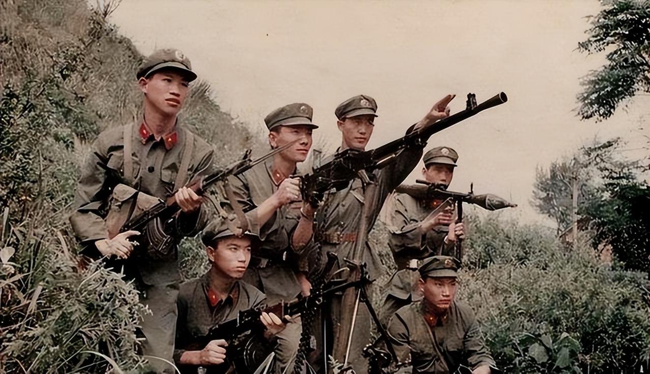 1979年2月28日，越南谅山郊区的红薯地旁，一名解放军战士正在挖红薯吃，忽然后