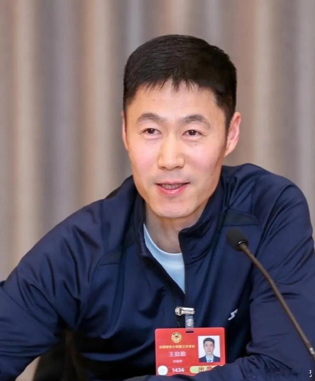 王励勤这回算是彻底体会到什么叫人情冷暖，什么又是雪中送炭了。刚接手这个摊子才一年