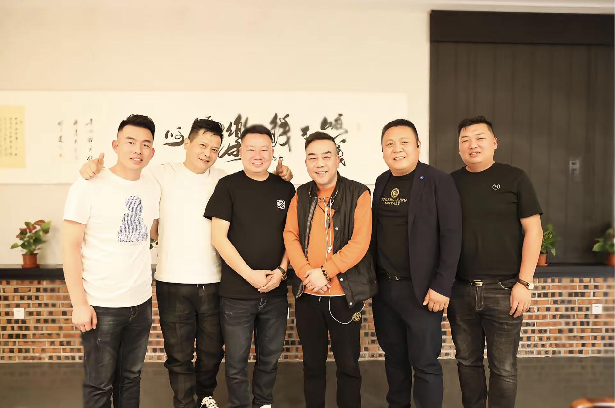 杨议在天津还是非常受欢迎的，几乎每天都有人找他合影。虽然他的成就比不上郭德纲，但