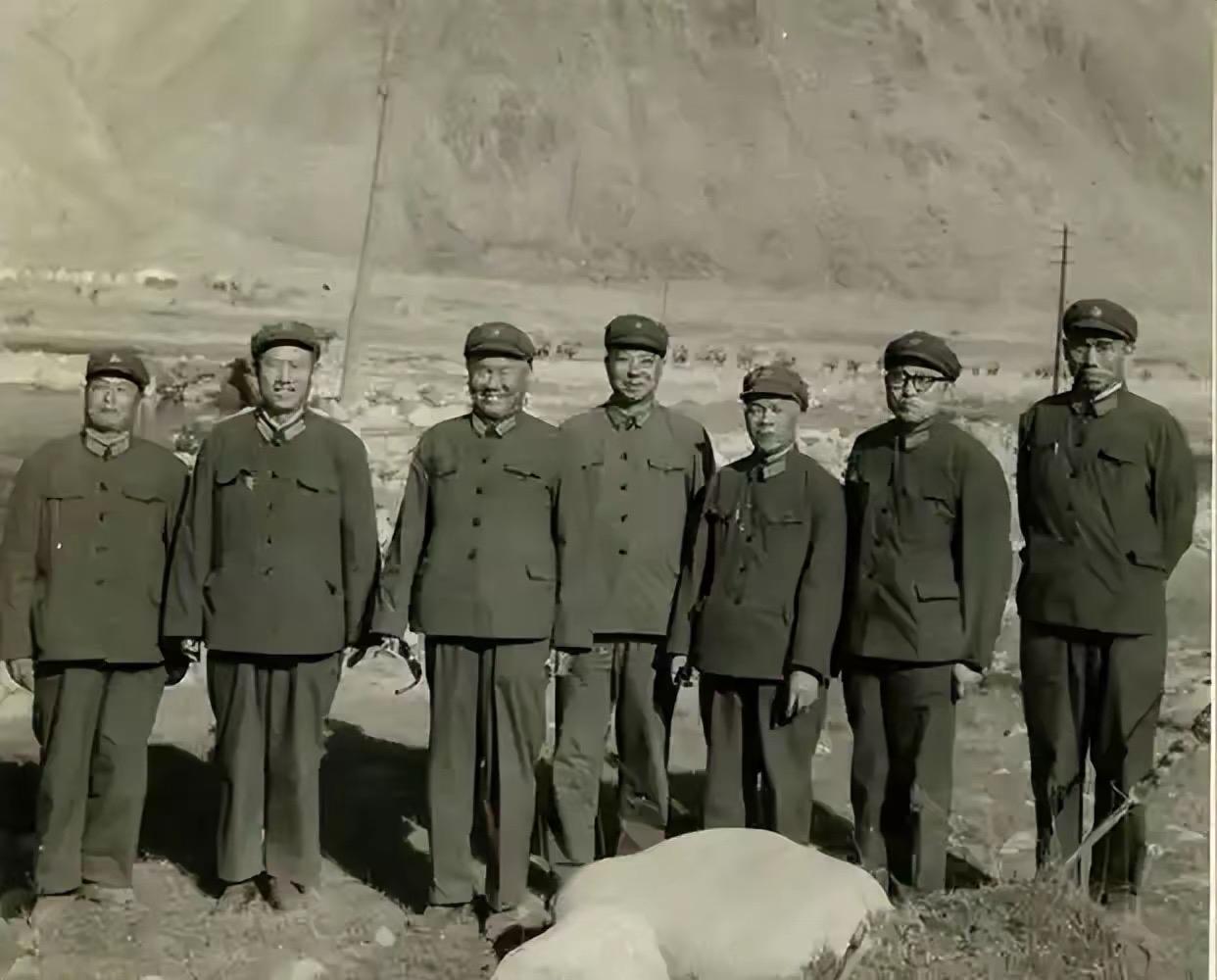 这是铁道兵六师的师首长们，在新疆南疆铁路建设工地上的合影，拍摄于上世纪70年代。