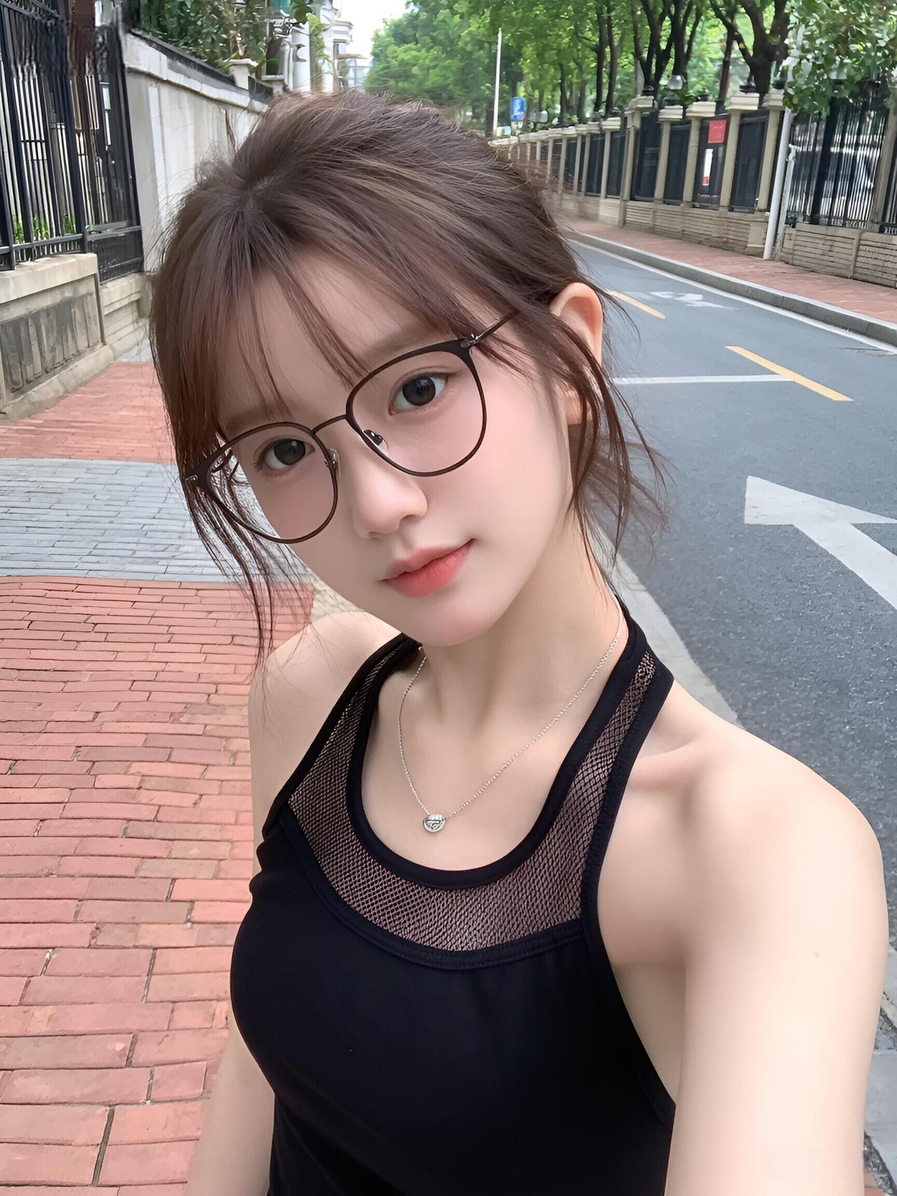 青丝黑裙映眼眸，轻舞步态生风姿。