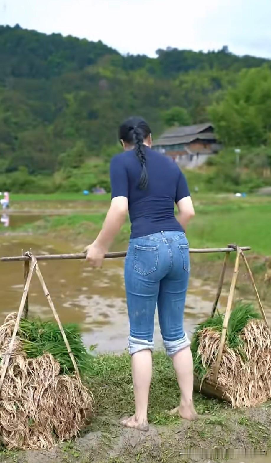 虽然是摆拍，但是看姿势是真干过这活，挑担姿势很正确，这个装不出来的！