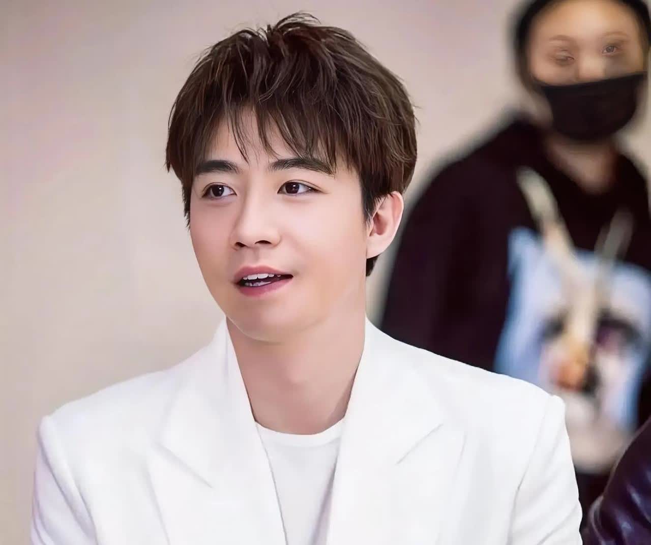 我开始有点理解俞灏明了，为什么他的官宣文发的前言不搭后语，原来背后的真相
