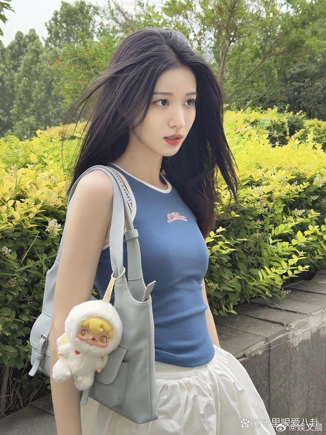 王楚然颜值与身材双在线，五官清丽身段优越，美得自带氛围感～