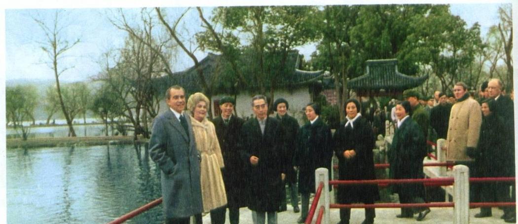 1972年2月，尼克松刚到北京访问，正准备去杭州西湖游览时，美方特工悄声报告：“