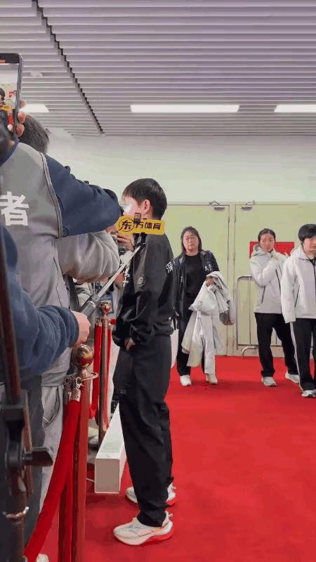 王楚钦喊孙颖莎小豆包，孙铭阳叫孙颖莎小胖墩，但看莎莎的侧身就是很薄的一片，