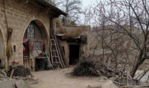 1972年，知青孟繁成去喝队长家儿子的喜酒，吃饭时，队长的女儿冯玉凤突然问：“繁