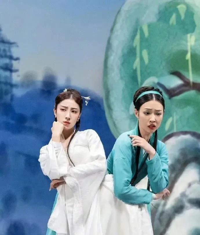 管栎和张小婉的舞台表现透着股独特画风。得益于舞蹈功底，两人肢体柔韧度堪称“活体弹