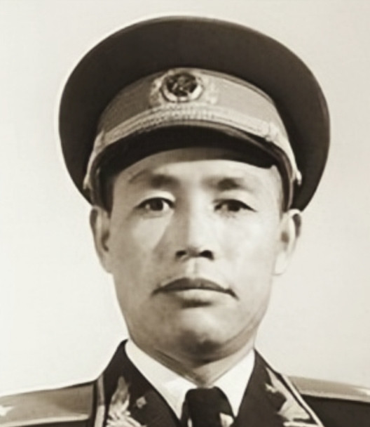 1950年，邓岳率部行军迷路时，发现路边有一日式房屋，冲进去问路，却发现一群人端