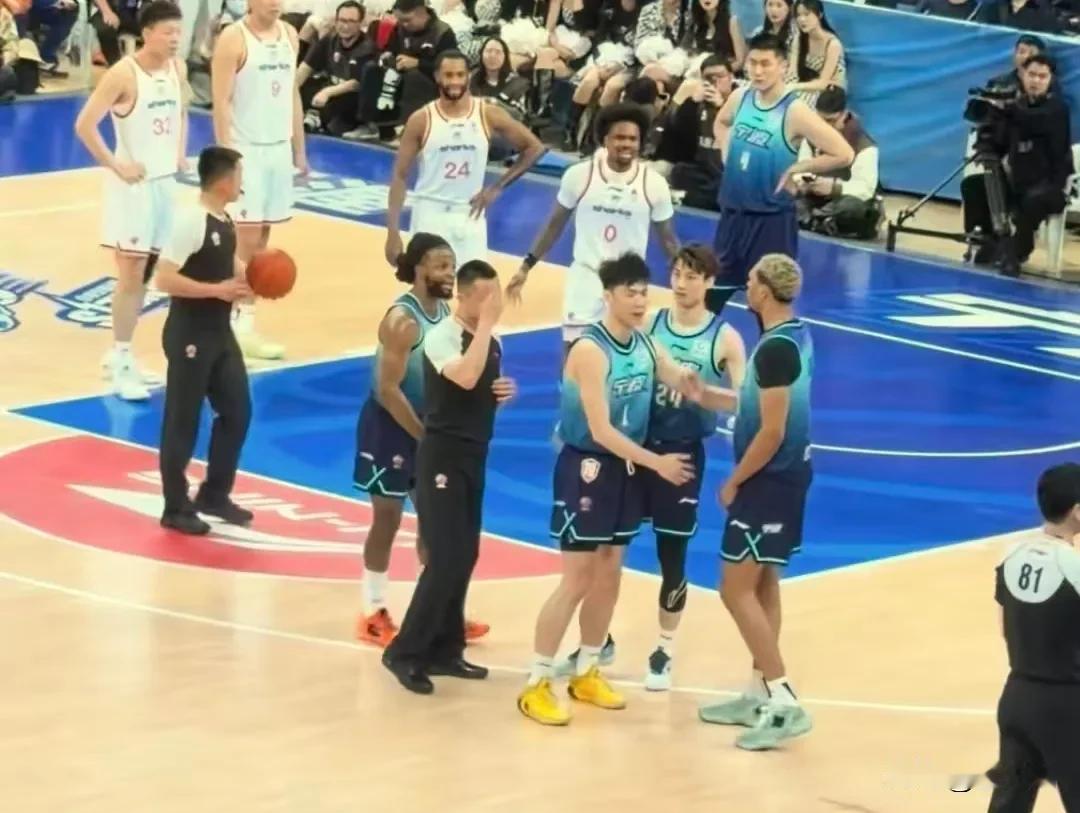 贝兹利这人格局真是太小了，辛普森一直挨喷都没还嘴，甚至去摁住裁判别吹T伤害球队，