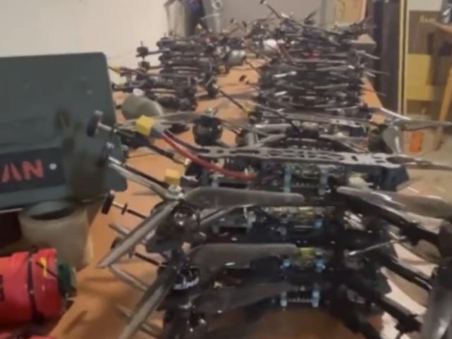 央视曝光一座乌军无人武器生产工厂，其产出装备给前线士兵带来巨大压力。工厂主力装备