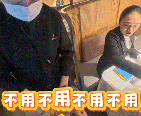 北京，一外卖小哥接到一个外卖订单，但餐送到时顾客却突然取消了订单，为此外卖小哥只