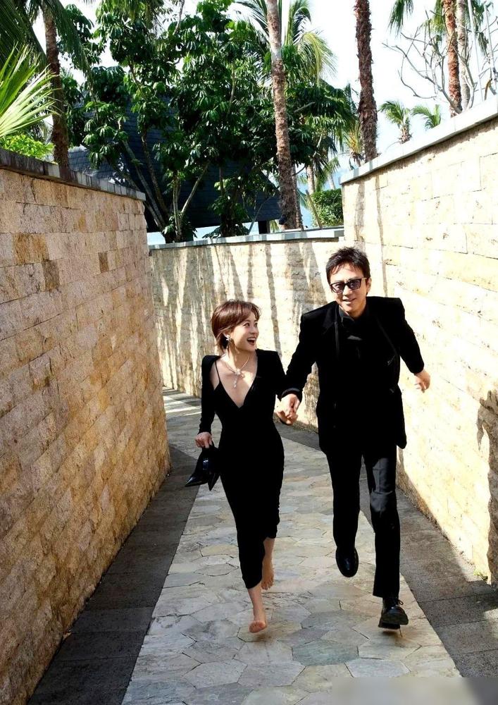 十几万的礼服，一公里的体面都不要了。在上海外滩，孙俪刚结束品牌活动，身上是价