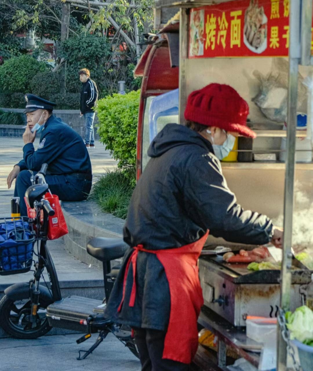 街头巷尾的温度：镜头下的城市人文