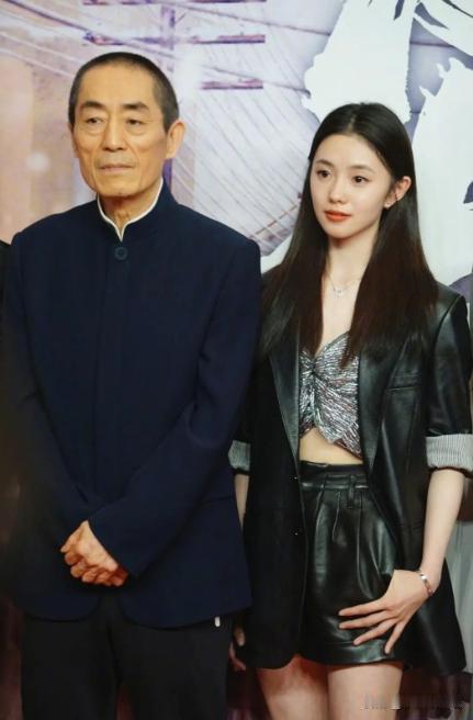 2016年，张艺谋认真叮嘱着16岁的刘浩存:“你就等着我啊，不要乱接戏，不要拍广
