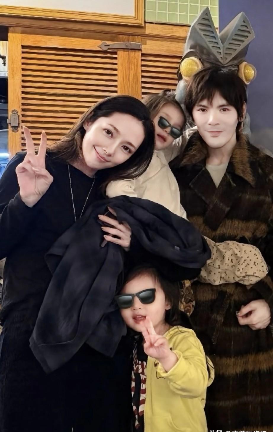 谁规定硬汉不能是女儿奴？向佐用后背告诉你答案。游乐场里，他蹲守滑梯口。孩子