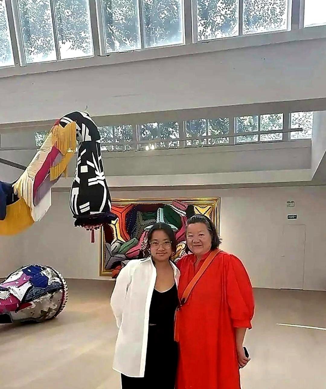你知道吗？现在好多明星领养孩子，但洪晃这事儿做得特别戳心窝子。四十多岁经历了