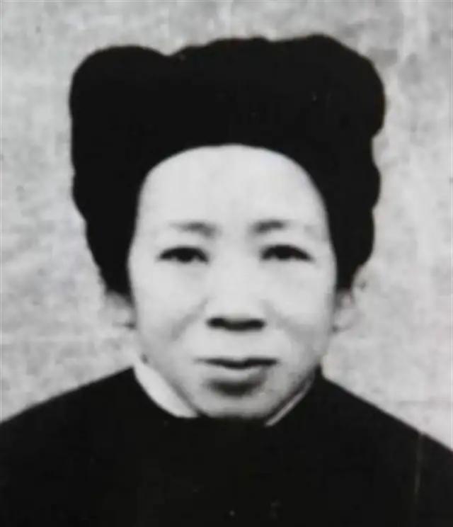 1982年，河北老太太张翠萍，临终前紧紧拉住儿子他的手，再三叮嘱：“你记住，我死