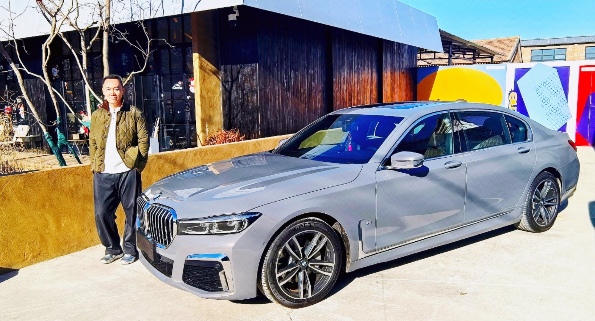 在首尔的胡同里，见到了和我家一模一样行限量灰色G12宝马7系。我和汽车的日常