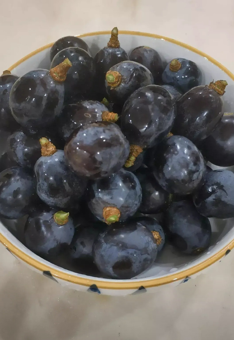 怎么办？我发现儿子有点自私。今天买了一大串葡萄，他放学回来看到桌上有葡萄，立马就